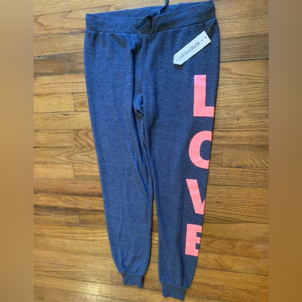 𝅺3/$50 Inspired hearts BNWT women’s size small love joggers